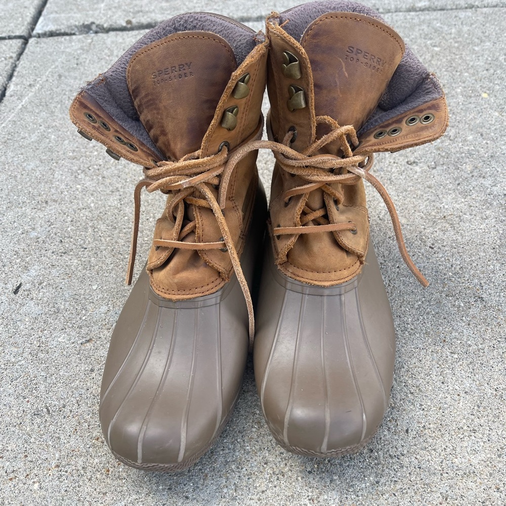 Leathery sperry boot